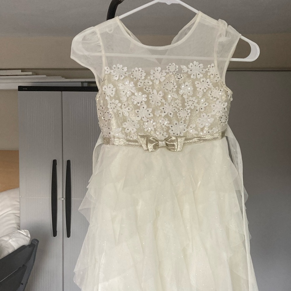 Beautiful sparkly ivory dress with flower details
Size 7
Princess dress